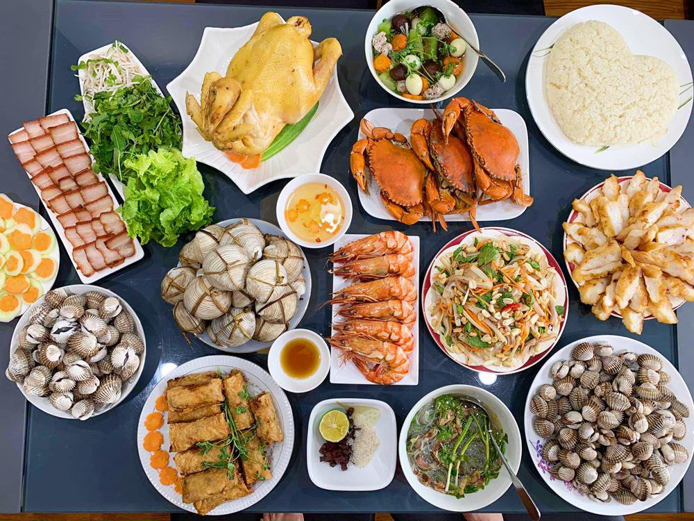 Bữa ăn hải sản thịnh soạn - Món quà tặng 8/3 độc đáo và mới lạ